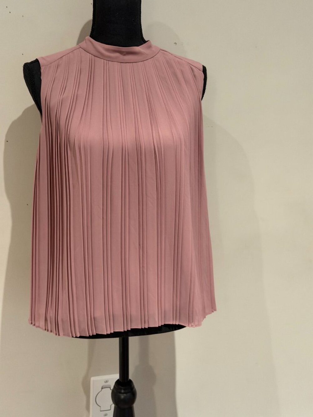 RW&CO NWT Pleated Sleeveless Blouse Size Medium Dusty Rose Mock Neck Top